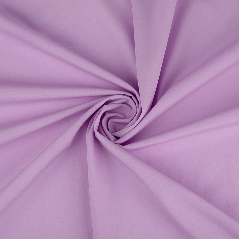 Quels sont les principaux avantages du tissu infroissable pour les vêtements de voyage ?